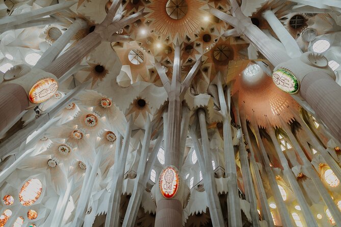 Sagrada Familia Guided Tour with Skip the Line Ticket - The Passion façade and its stark contrast
