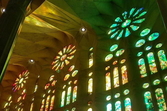 Sagrada Familia Guided Tour with Towers Access - Clothing, mobility, and practical limits