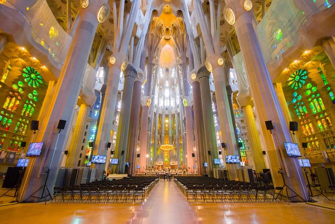 Sagrada Familia Guided Tour with Towers Access - Reading the façades before going inside
