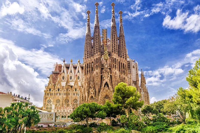 Sagrada Familia & Park Güell Optional: Small Group Tour - Sagrada Familia: the tour’s strongest stop