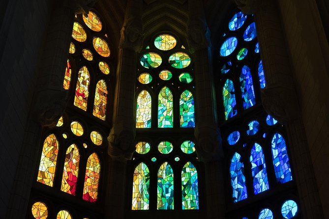 Sagrada Familia Skip the Line Tour Optional Small Group - Small group or standard group?