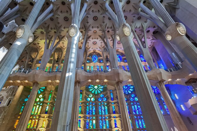 Sagrada Familia Small Group Guided Tour with Skip the Line Ticket - Inside Sagrada Familia: the best part of the visit