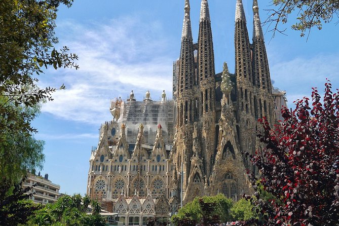 Sagrada Familia Small Group Tour with Skip the Line Ticket - Why the Sagrada Familia deserves a guided visit