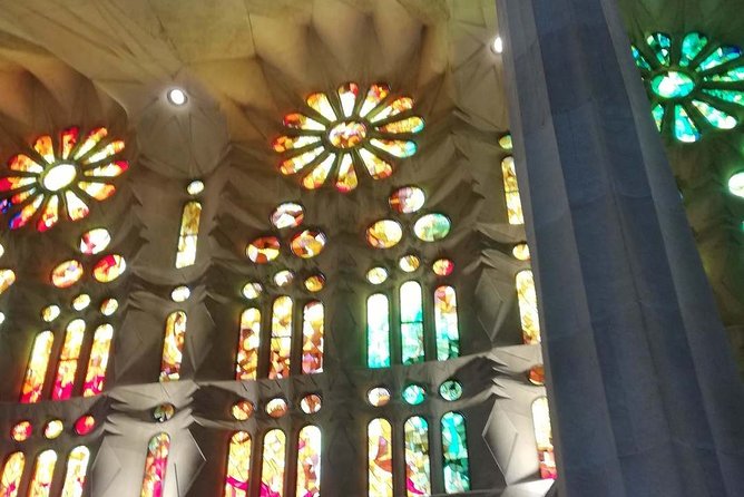 Sagrada Familia Small Group Tour with Skip the Line Ticket - Gaudí’s unfinished project and the crypt