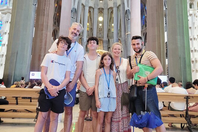 Sagrada Familia: The Golden Hour with Skip the line Tickets - What the one-hour guided visit covers