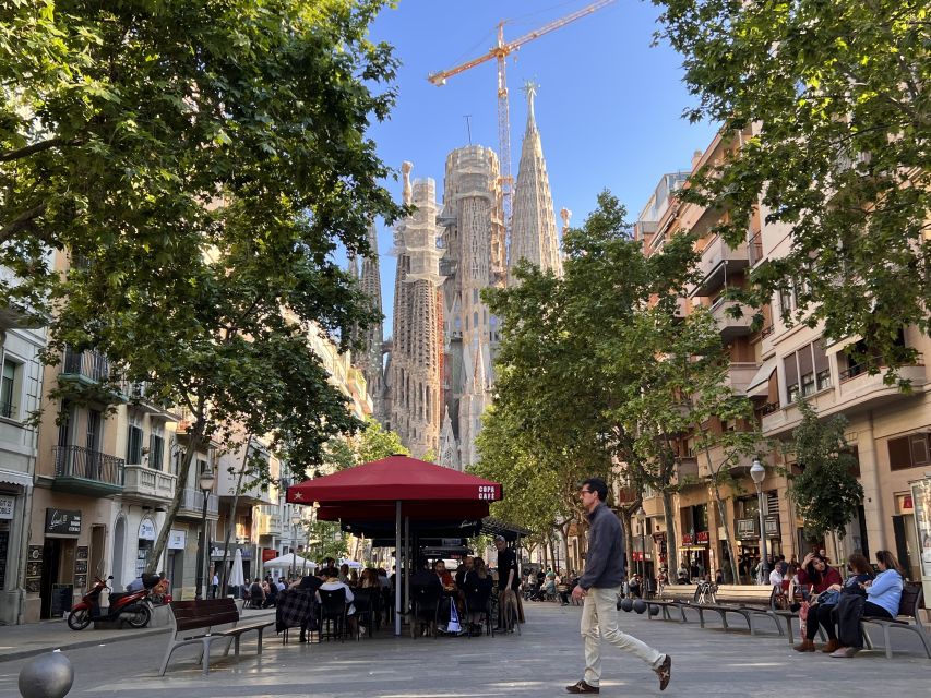Sagrada Familia Tour with Express Entry and Local Guide - Free time, the museum, and the time limit