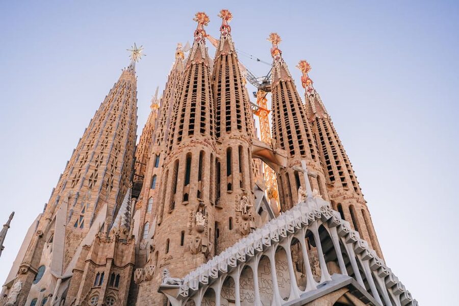 Sagrada Familia with Official Guide & Fast-Track Entry - Entering the basilica through fast-track access