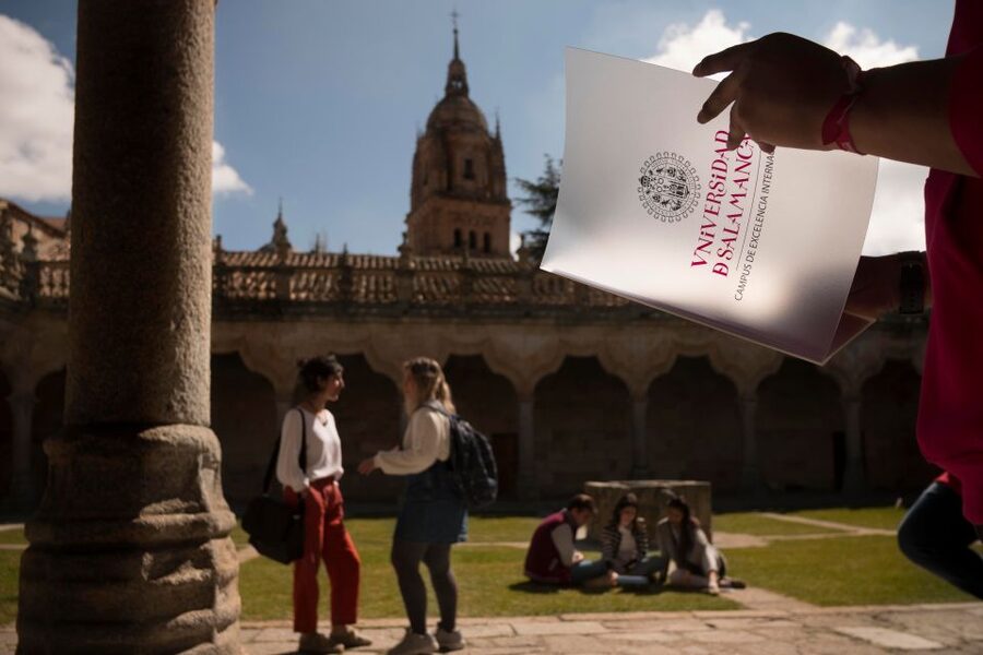 Salamanca Sightseeing Walking Tour with Local Guide. Spanish - Starting beneath the arcades of Plaza Mayor