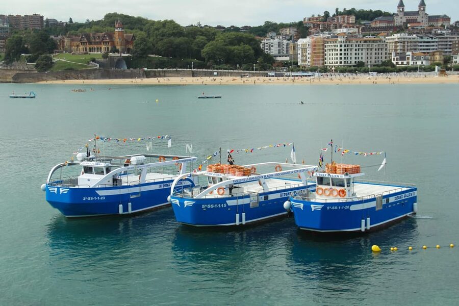 San Sebastian: Boat Tour with Stop at Santa Clara - Getting the most from the audio guide