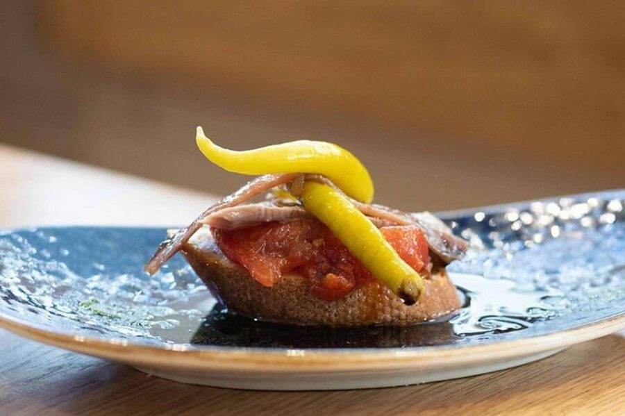 San Sebastian Food Tour: Pintxo Tasting Paired with Wines - Meeting at the tourism office and entering the Parte Vieja
