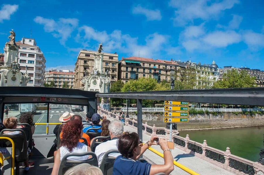 San Sebastian: Hop-On Hop-Off City Tour Bus - La Concha and La Perla: the classic city view
