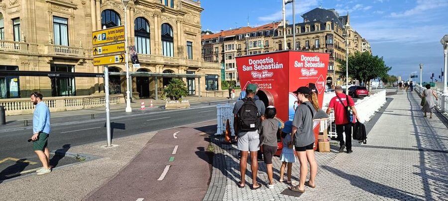 San Sebastian: Hop-On Hop-Off City Tour Bus - Ondarreta and the western end of the bay