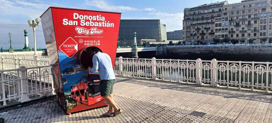 San Sebastian: Hop-On Hop-Off City Tour Bus - Peine del Viento and the Igueldo funicular