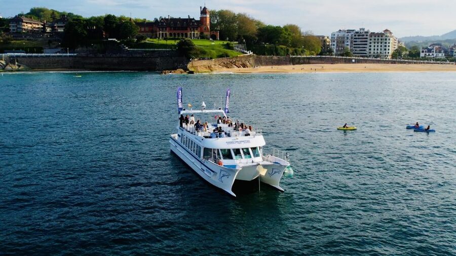 San Sebastian: Sustainable Catamaran Cruise with Audio Guide - La Concha Bay from the water