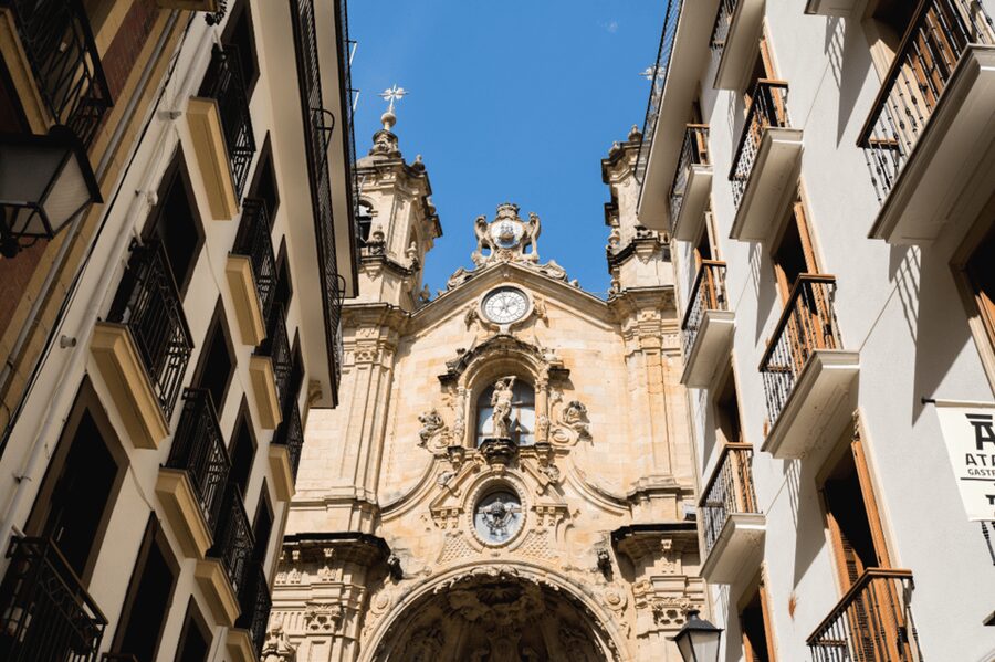 San Sebastian: Walking Tour with Pintxo and Drink - Crossing into the Old Town