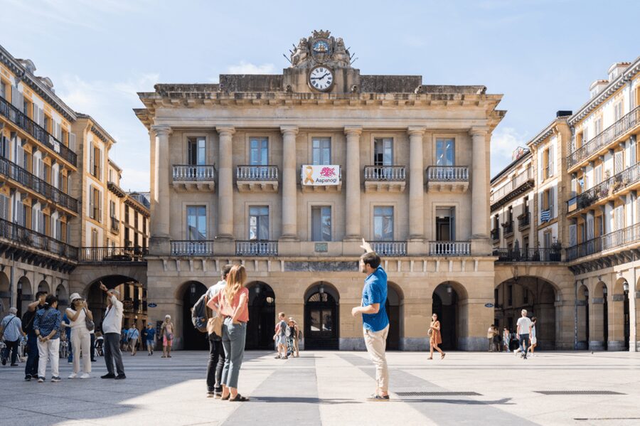 San Sebastian: Walking Tour with Pintxo and Drink - Constitution Plaza and the city’s older story