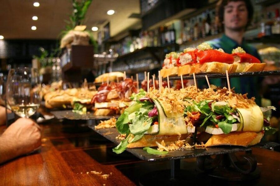 San Sebastian: Walking Tour with Pintxo and Drink - The pintxo and drink finish