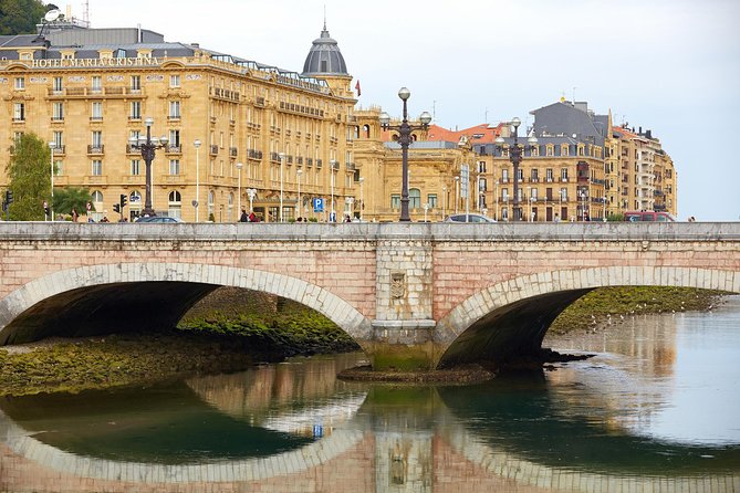 San Sebastian walking tour with pintxo and drink option - La Concha and the center: a polished introduction
