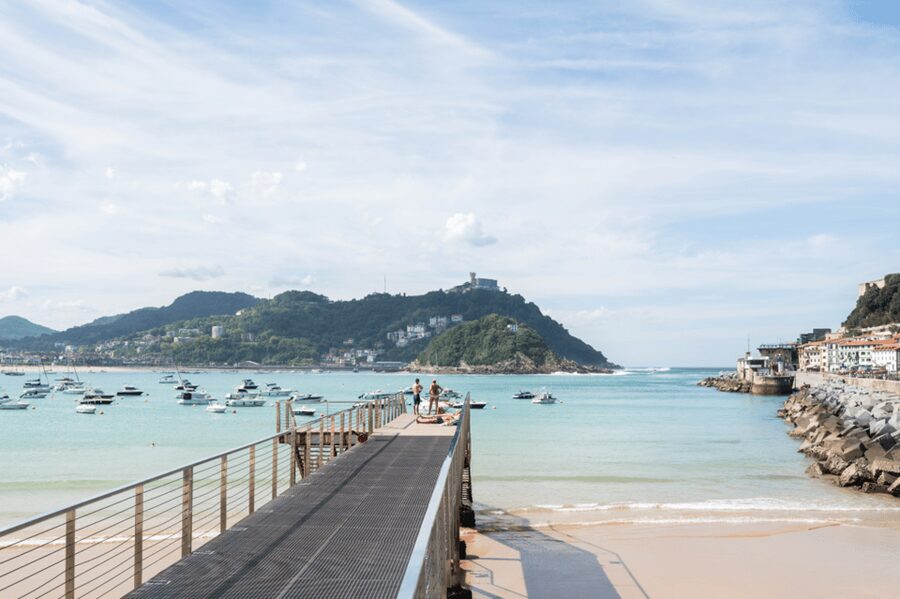 San Sebastian: Walking Tour with Pintxo and Drink - From Boulevard elegance to the City Hall