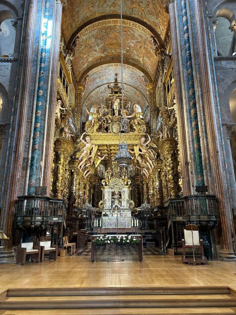 Santiago de Compostela: Cathedral, Museum, and Old Town Tour - The planned pause between the two tours