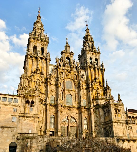 Santiago de Compostela Full-Day Tour From Porto - How the guides shape the day