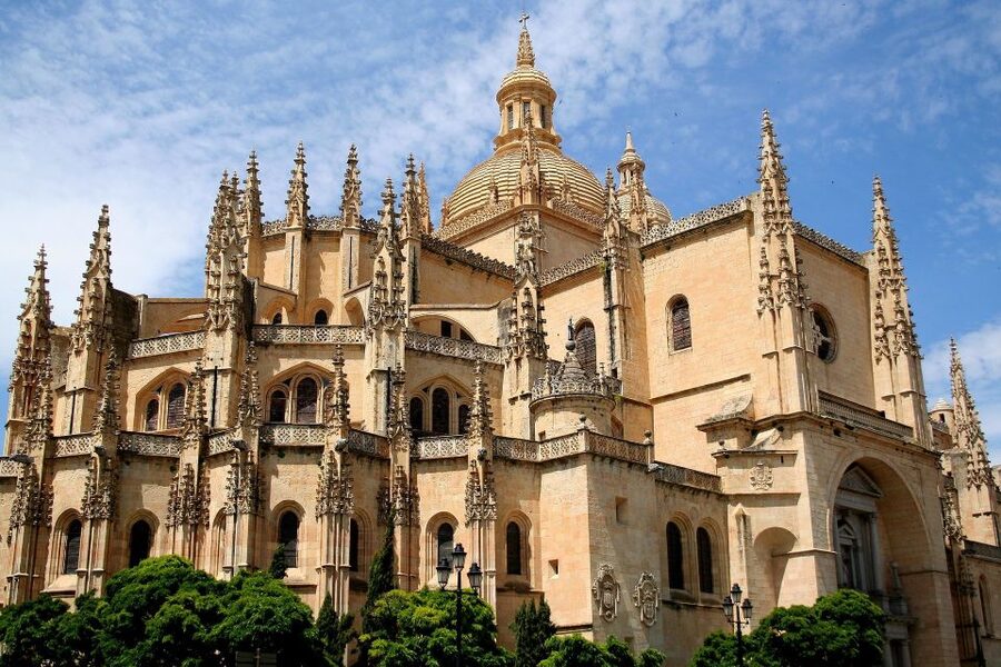 Segovia: Guided Walking Tour with Cathedral & Alcázar Entry - Key points to know before booking