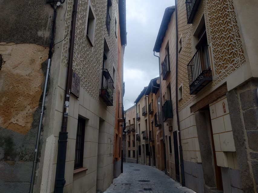 Segovia: Guided Walking Tour with Cathedral & Alcázar Entry - Should you book the Segovia walking tour?