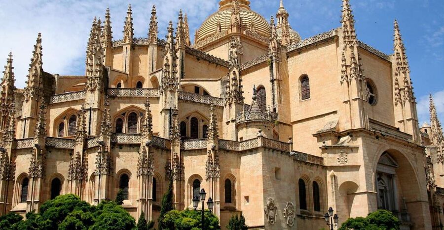 Segovia: Guided Walking Tour with Cathedral & Alcázar Entry - Romanesque churches and the old Jewish quarter