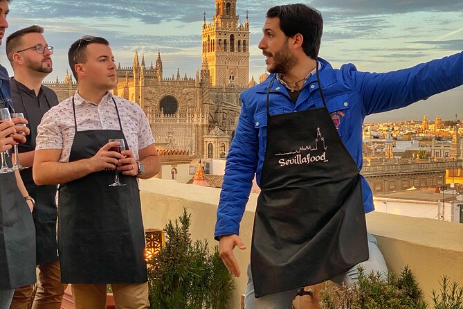 Sevilla: Rooftop Paella Cooking Class & 30-minute expert Q&A - A 30-minute local Q&A with Cathedral views