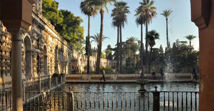 Seville: Alcazar & Cathedral Skip-the-Line Guided Tour - What the guides add to the visit