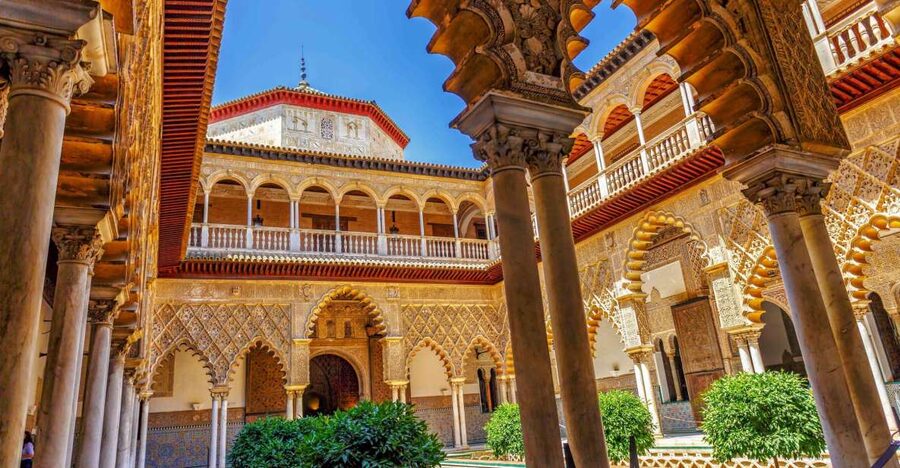 Seville: Alcázar Guided Palace Tour with Priority Access - Meeting the guide and getting through the entrance
