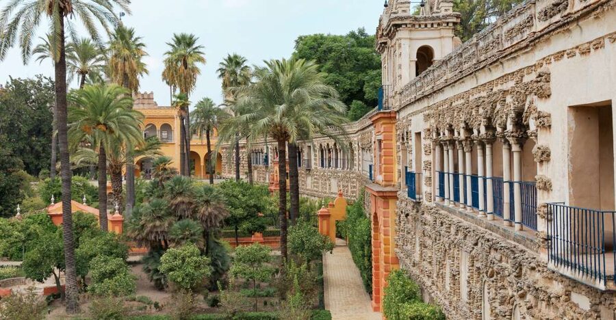Seville: Alcazar Skip-the-Line Guided Tour with Tickets - Meeting at Plaza del Triunfo and getting started