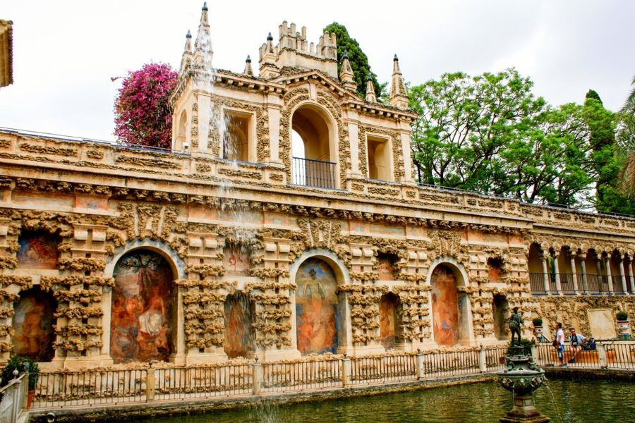 Seville: Alcazar Skip-the-Line Guided Tour with Tickets - Palace rooms, court life, and royal power
