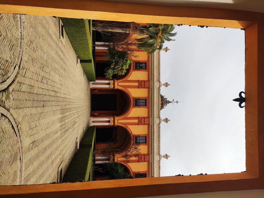 Seville: Alcázar Tour with Tickets Included - Meeting up and getting inside