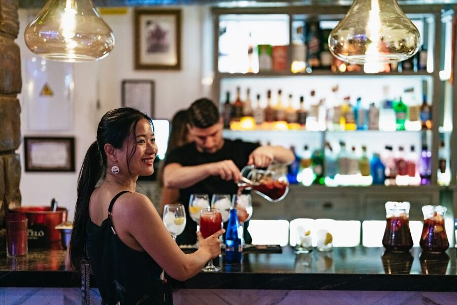 Seville: Baraka Sala Flamenca Show with Drink in Triana - Choosing between the 19:00 and 21:00 show