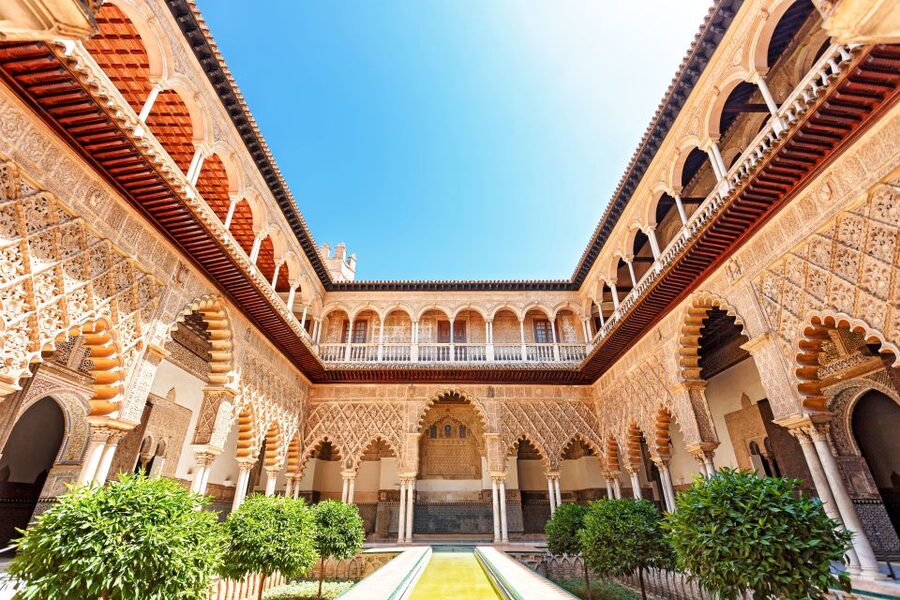 Seville: Cathedral and Alcázar Guided Tour - What the guides add to the experience