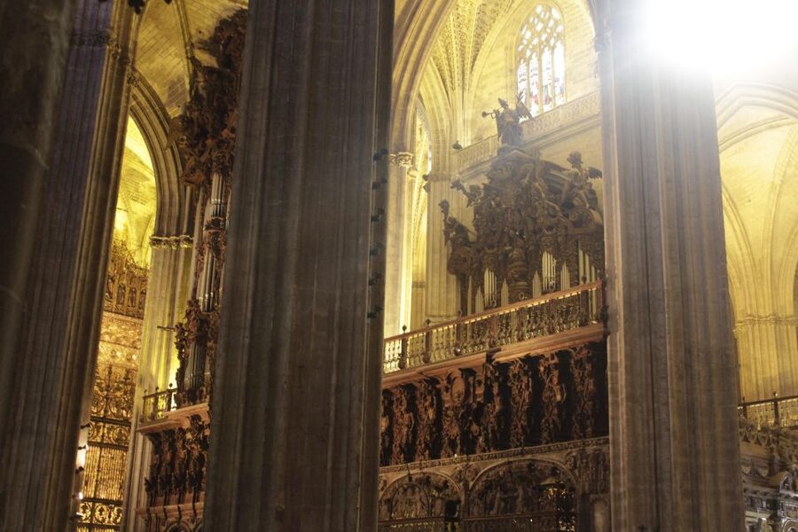 Seville: Cathedral and Giralda Skip-the-line Guided Tour - Crowds, headsets, and timing