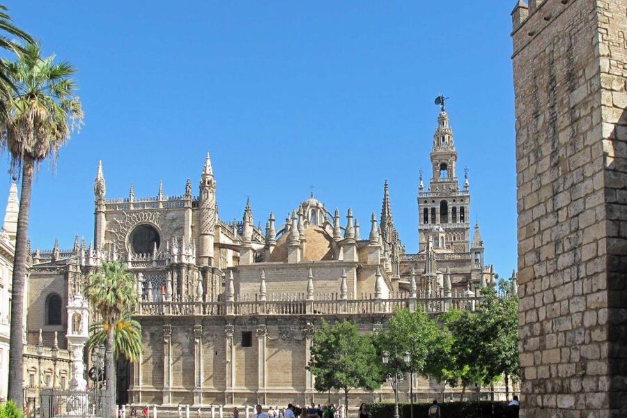 Seville: Cathedral, Giralda & Alcázar Guided Tour - Alcázar gardens and one hour of free time