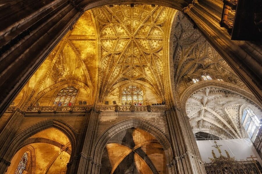 Seville: Cathedral, Giralda & Alcázar Guided Tour - Seville Cathedral, one hour beneath a vast roof