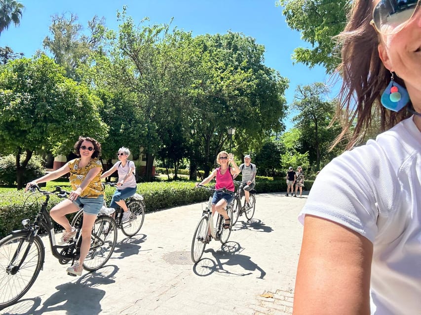 Seville: Dutch Cycling Highlights Tour with local guide - María Luisa Park and the 20-minute drink break
