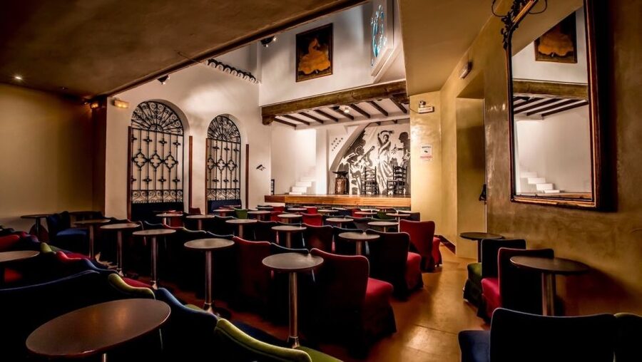 Seville: Flamenco Show at Tablao Los Gallos - Arriving in Santa Cruz