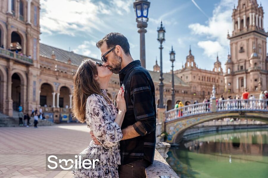 Seville: Professional Photoshoot at Plaza de España - Parque de María Luisa for softer, more relaxed images