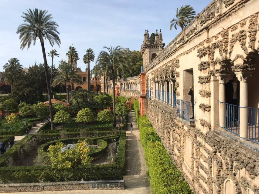 Seville: Small-Group Alcázar Guided Tour & Entry Ticket - Which guide style can you expect?