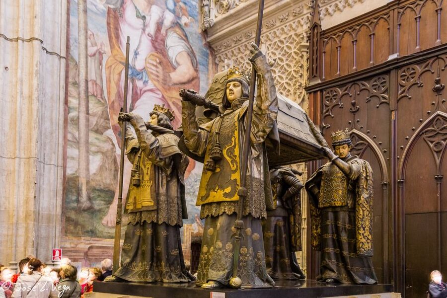 Seville: Small-Group Cathedral and Giralda Tour with Tickets - Why Seville Cathedral deserves a guided visit