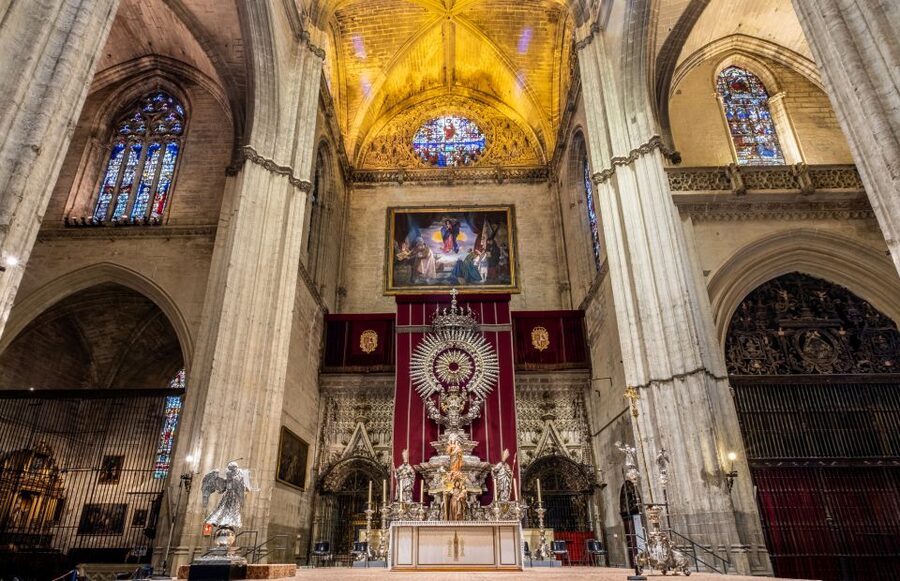 Seville: Small-Group Cathedral and Giralda Tour with Tickets - Meeting at Plaza Virgen de los Reyes