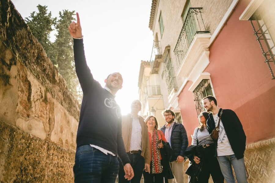 Seville: Small-Group Jewish Quarter Discovery Walking Tour - Callejón del Agua: the most atmospheric stretch
