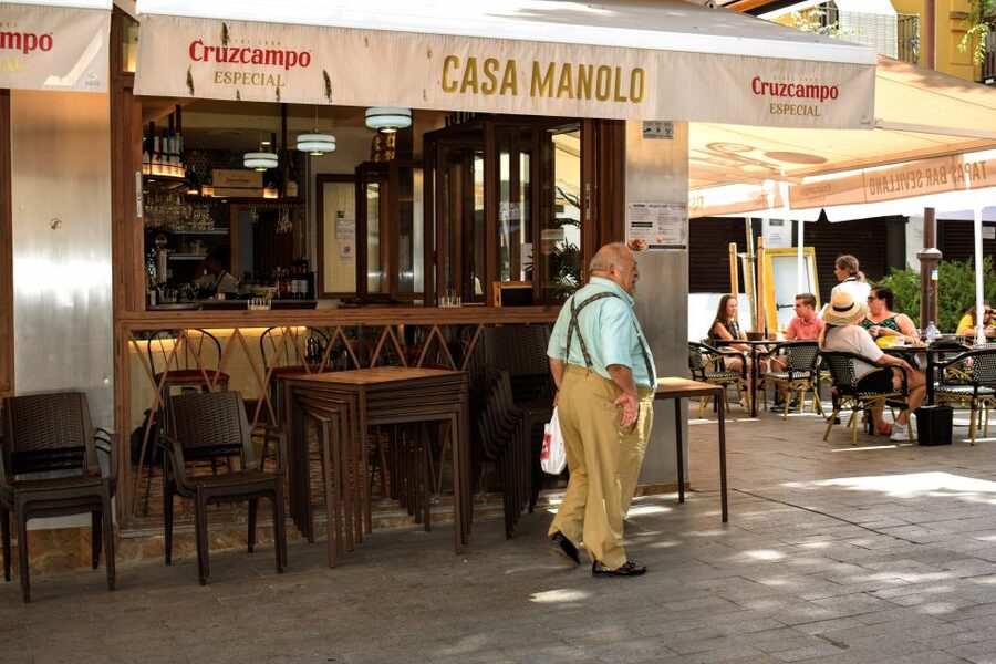 Seville: Tapas, Taverns, and History Walking Tour - Starting at a 1900s tavern with flaming chorizo