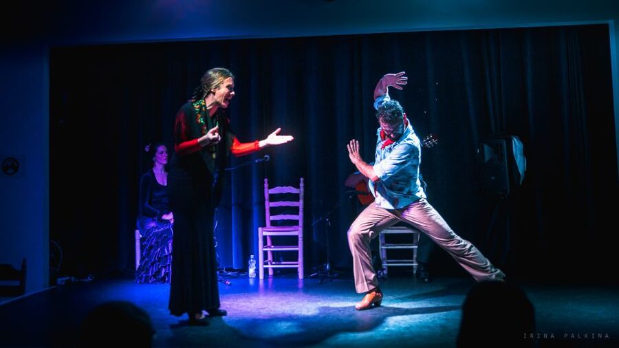 Seville: Traditional Flamenco Show in Triana - The first notes: a guitarist sets the mood