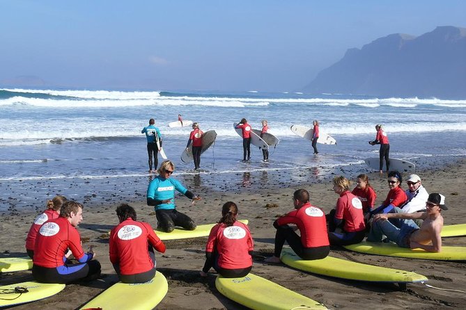 Surf class in Famara 9:15-12:00 or 11:45-14:30 (2h class) - Choosing between the 10:00 and 12:30 sessions