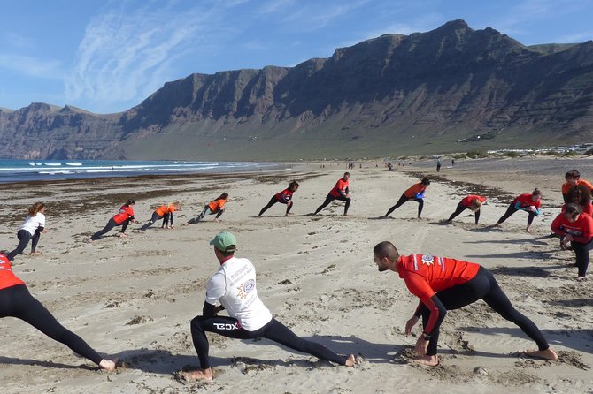 Surf class in Famara 9:15-12:00 or 11:45-14:30 (2h class) - What the instruction feels like for beginners